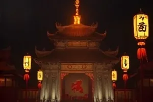 无名站台封面，空无一人的站台与老式广播喇叭