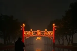 云上邮差封面，雪线之上背着邮包行走的背影